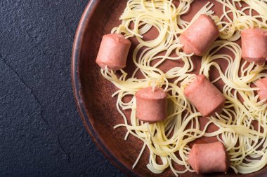 Sosisli makarna spagetti