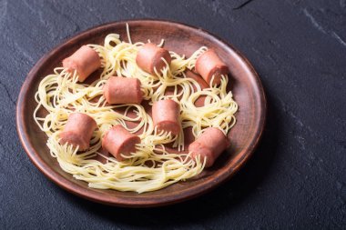 Sosisli makarna spagetti