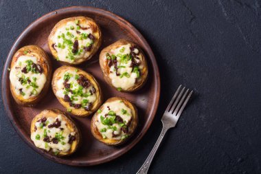 Fırında patates peynir ile doldurulmuş