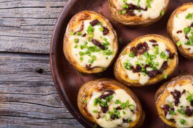 Fırında patates peynir ile doldurulmuş