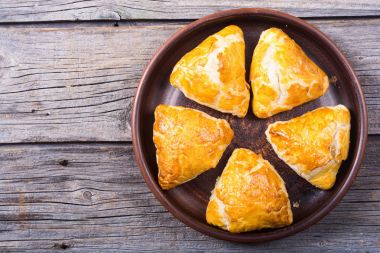 Puf böreği samosa fırından yeni çıkmış