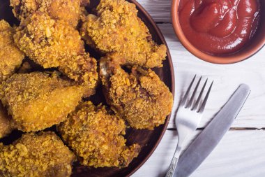 Lezzetli kızarmış tavuk kanadı. 