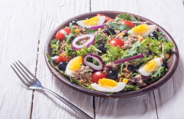 Ton balıklı salata domates ile