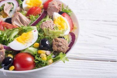 Ton balıklı salata domates ile