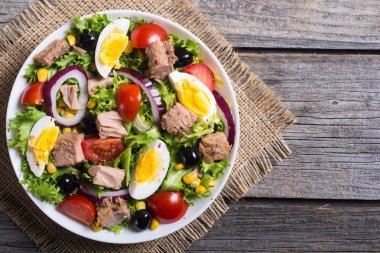 Ton balıklı salata domates ile