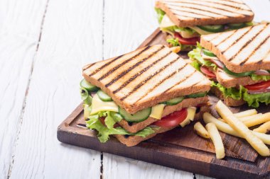 Club sandviç domates, salatalık, jambon ve peynir ile