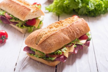 Ciabatta sandviç marul ile