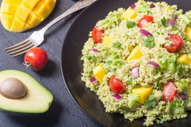 Quinoa salata Guakamole ile
