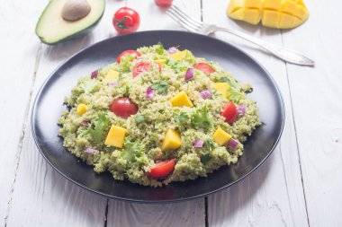 Quinoa salata Guakamole ile