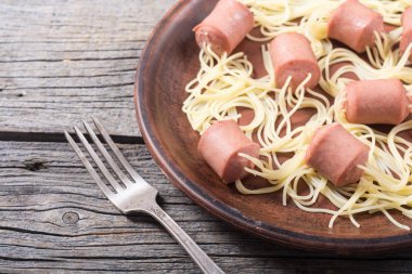 Sosisli makarna spagetti