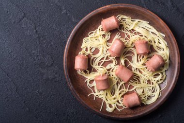 Sosisli makarna spagetti