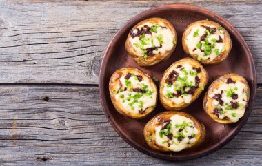 Fırında patates peynir ile doldurulmuş