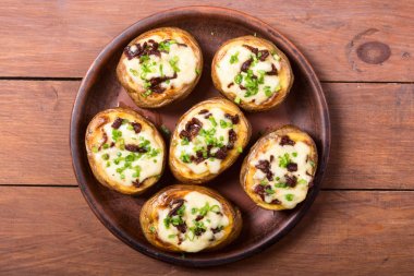 Fırında patates peynir ile doldurulmuş