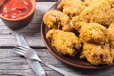 Lezzetli kızarmış tavuk kanadı. 