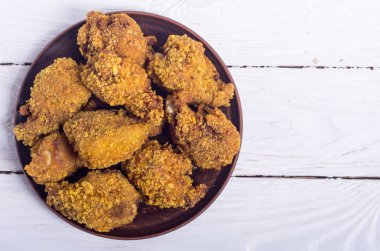 Lezzetli kızarmış tavuk kanadı. 