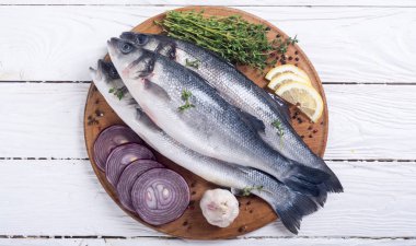 Çiğ levrek balığı