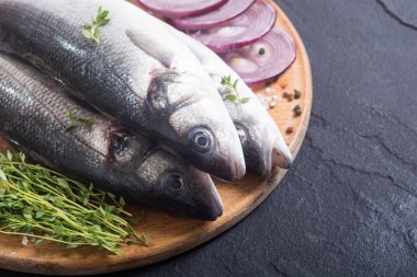 Çiğ levrek balığı