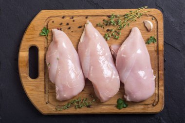 Baharat ile çiğ tavuk göğsü