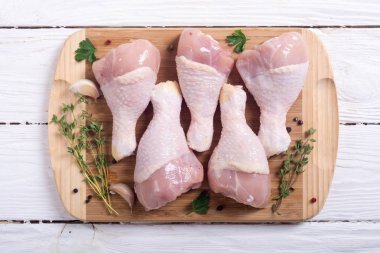 Baharat ile çiğ tavuk budu