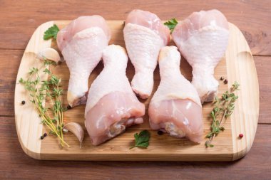 Baharat ile çiğ tavuk budu