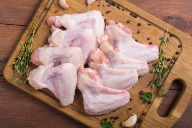 Baharat ile çiğ tavuk kanatları