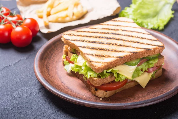 Club sandwich met tomaten, komkommer, ham en kaas — Stockfoto