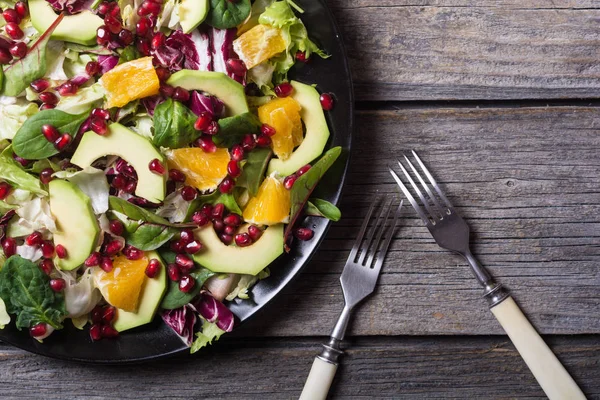 Salada com abacate — Fotografia de Stock