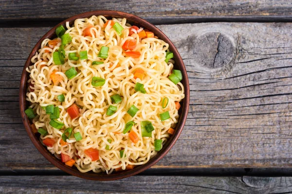 Instant noodles in bowl — Stock Photo, Image