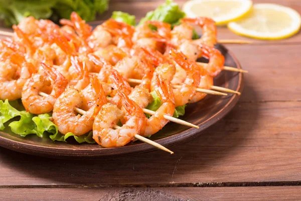 Grilled shrimps skewers — Stock Photo, Image