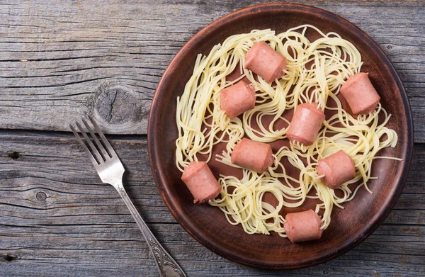 Makaron spaghetti z kiełbasą — Zdjęcie stockowe