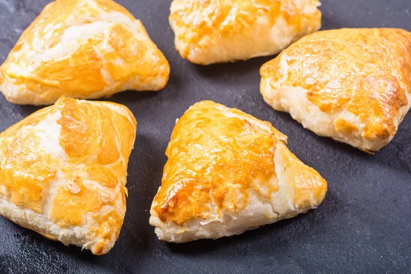 Pastel de hojaldre recién horneado samosa —  Fotos de Stock