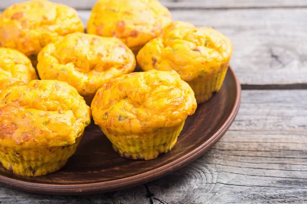 Zelfgemaakte gebakken muffins met kaas — Stockfoto