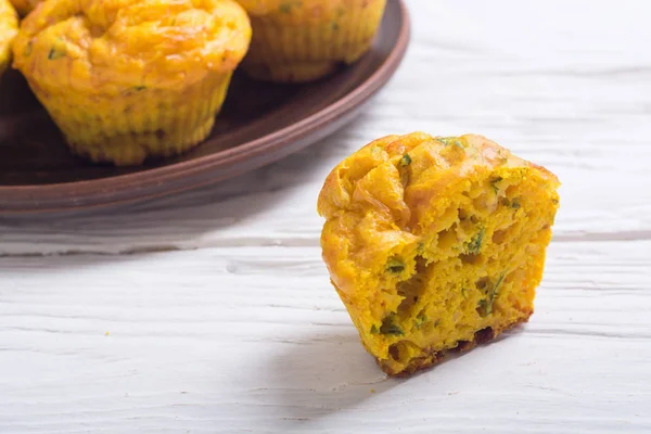 Zelfgemaakte gebakken muffins met kaas — Stockfoto