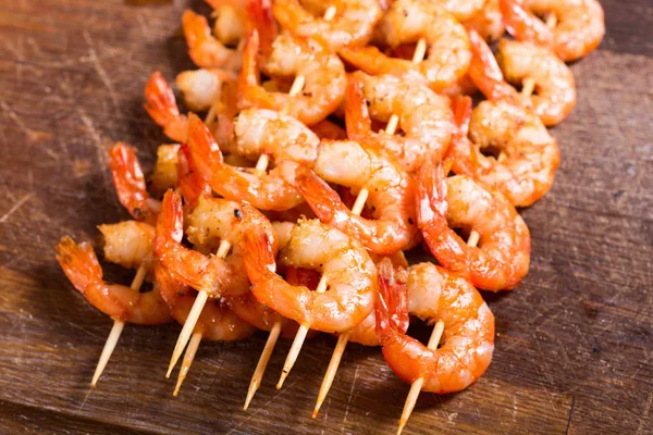 Grilled shrimps skewers — Stock Photo, Image