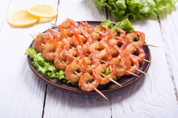 Gegrilde scampi spiesjes — Stockfoto