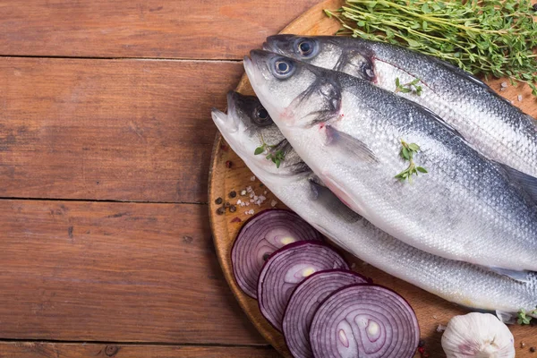 Çiğ levrek balığı