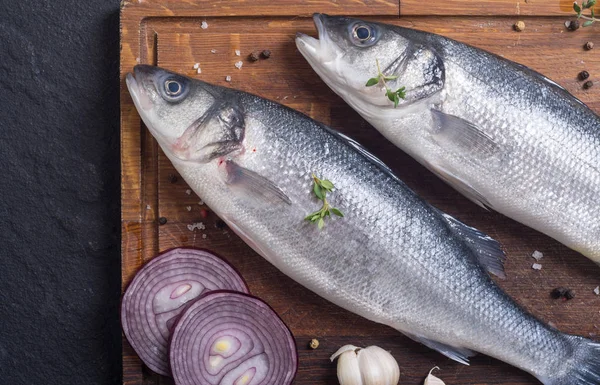 Çiğ levrek balığı