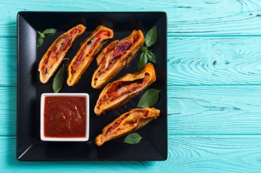 İtalyan yemeği peynirli, salamlı, zeytinli ve domatesli pizza. 