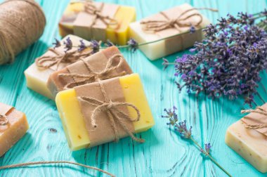 El yapımı lavantalı doğal sabun. Kırsal arkaplandaki spa fotoğrafı