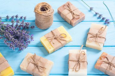 El yapımı lavantalı doğal sabun. Kırsal arkaplandaki spa fotoğrafı