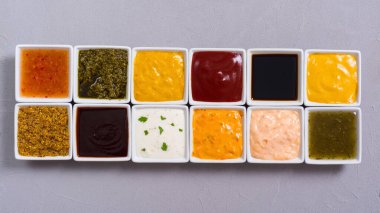 Rustik arka plan üzerinde seramik kase farklı soslar seti