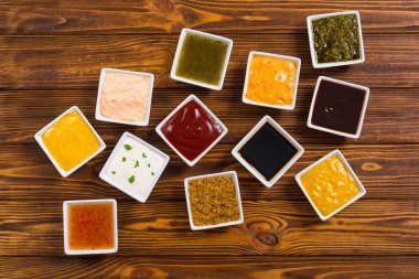 Rustik arka plan üzerinde seramik kase farklı soslar seti