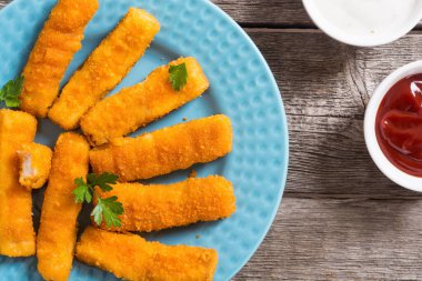 Kızarmış balık çubuğu (parmak) veya tavuk nugget. Atıştırmalık