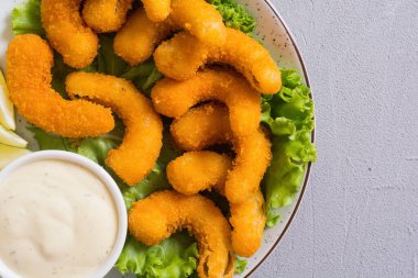 Soslu ve limonlu karides. Kırsal alanda fast food