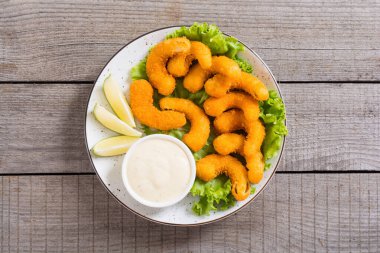 Soslu ve limonlu karides. Kırsal alanda fast food