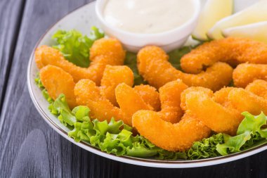 Soslu ve limonlu karides. Kırsal alanda fast food