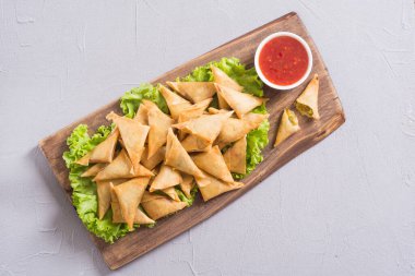 Ramazan iftar yemeği. Geleneksel Asya vejetaryen yemek samosası.