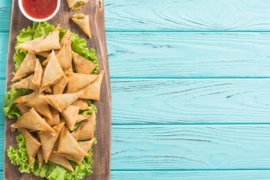 Ramazan iftar yemeği. Geleneksel Asya vejetaryen yemek samosası.