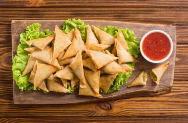 Ramazan iftar yemeği. Geleneksel Asya vejetaryen yemek samosası.