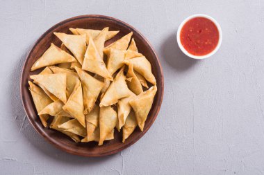 Ramazan iftar yemeği. Geleneksel Asya vejetaryen yemek samosası.